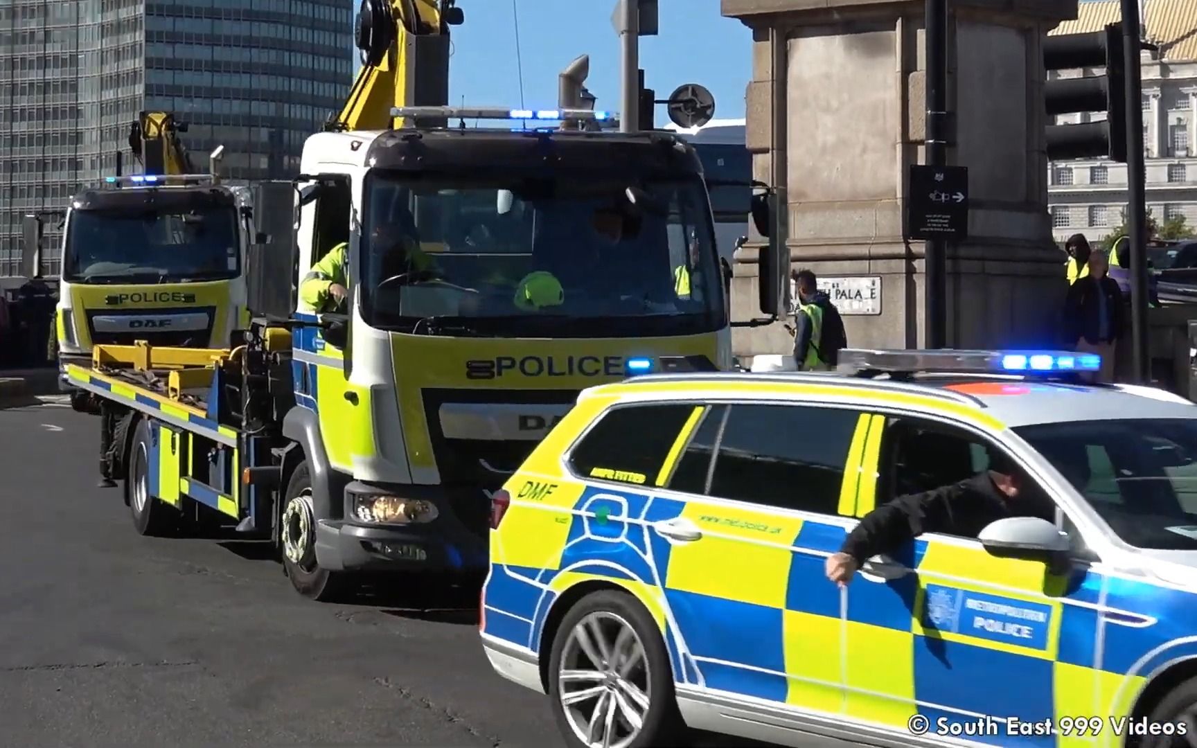 英国大都会警察 大众蔚揽gte护送4台达夫警用清障车