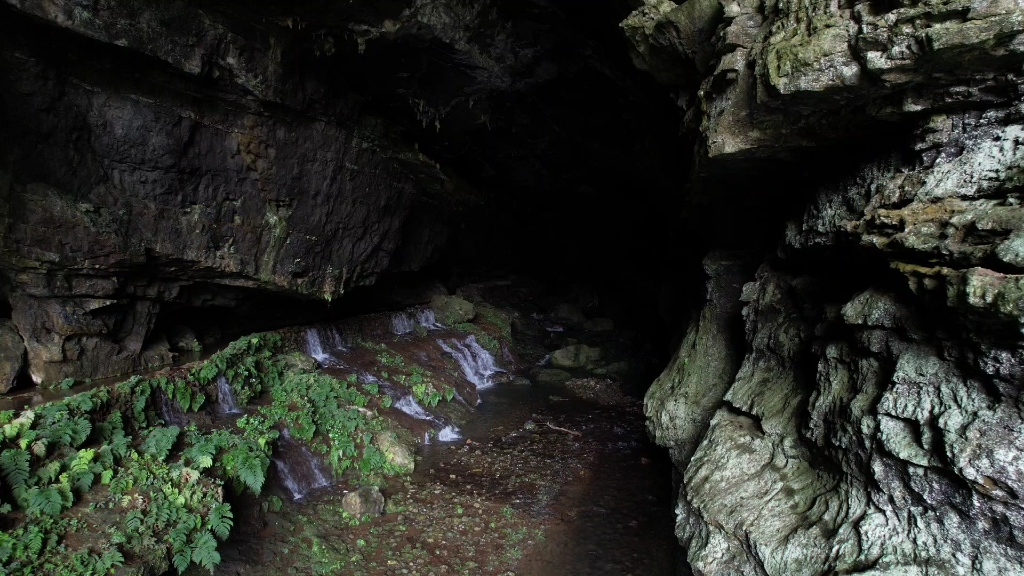 貴州深山發現神秘山洞,一座老石橋橫跨暗河之上,洞內有瀑布鐘乳石