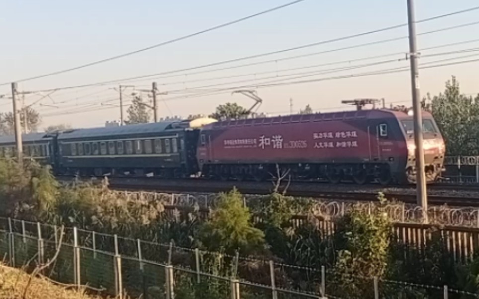 k560次列车(上海至延安)达速通过,本务:西局西段hxd3d-0326