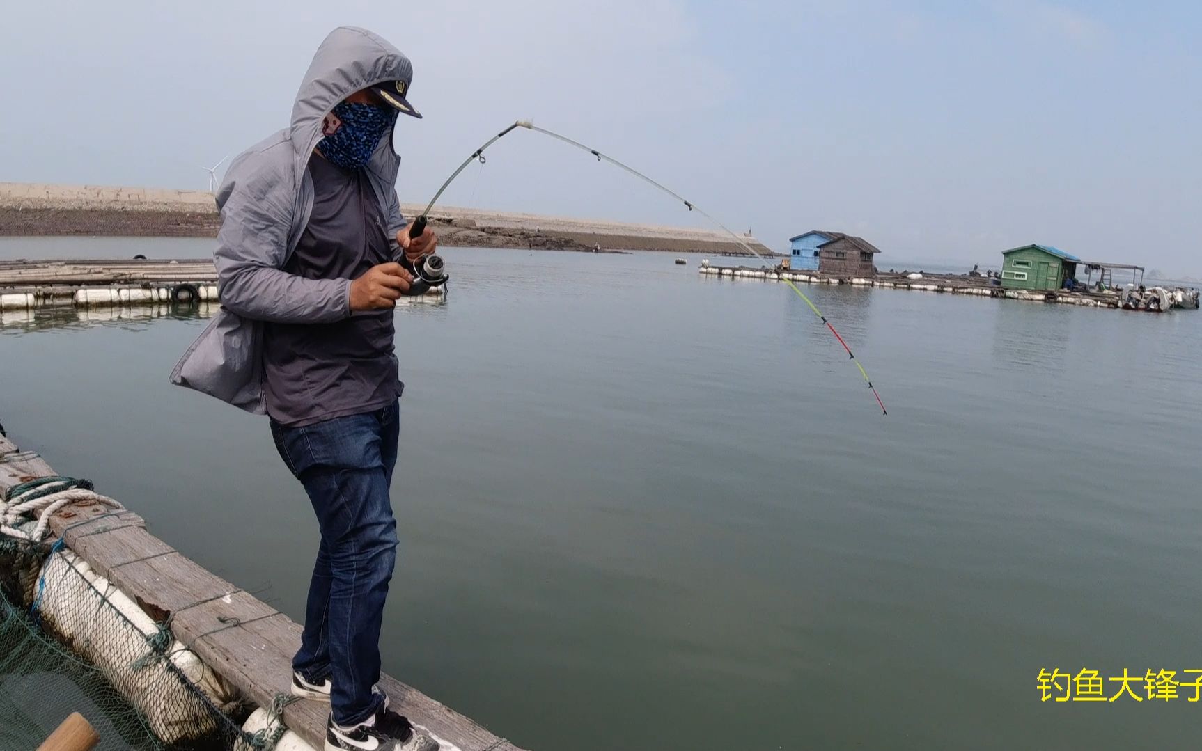 阿锋要卖船,让小黑带客户看船顺便钓鱼,没想到还钓到大鱼