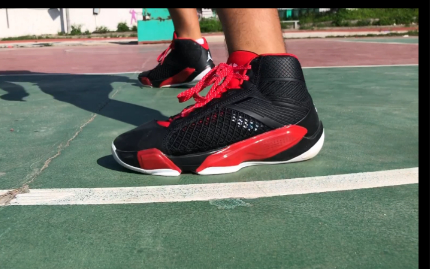 上脚Air Jordan 38 黑红 进行篮球日常训练(场地被水淹过没清理很多灰) 比起前几代稳定,前掌低重心场地感太强了鞋脚一体性强,防侧翻太强了.哔哩...