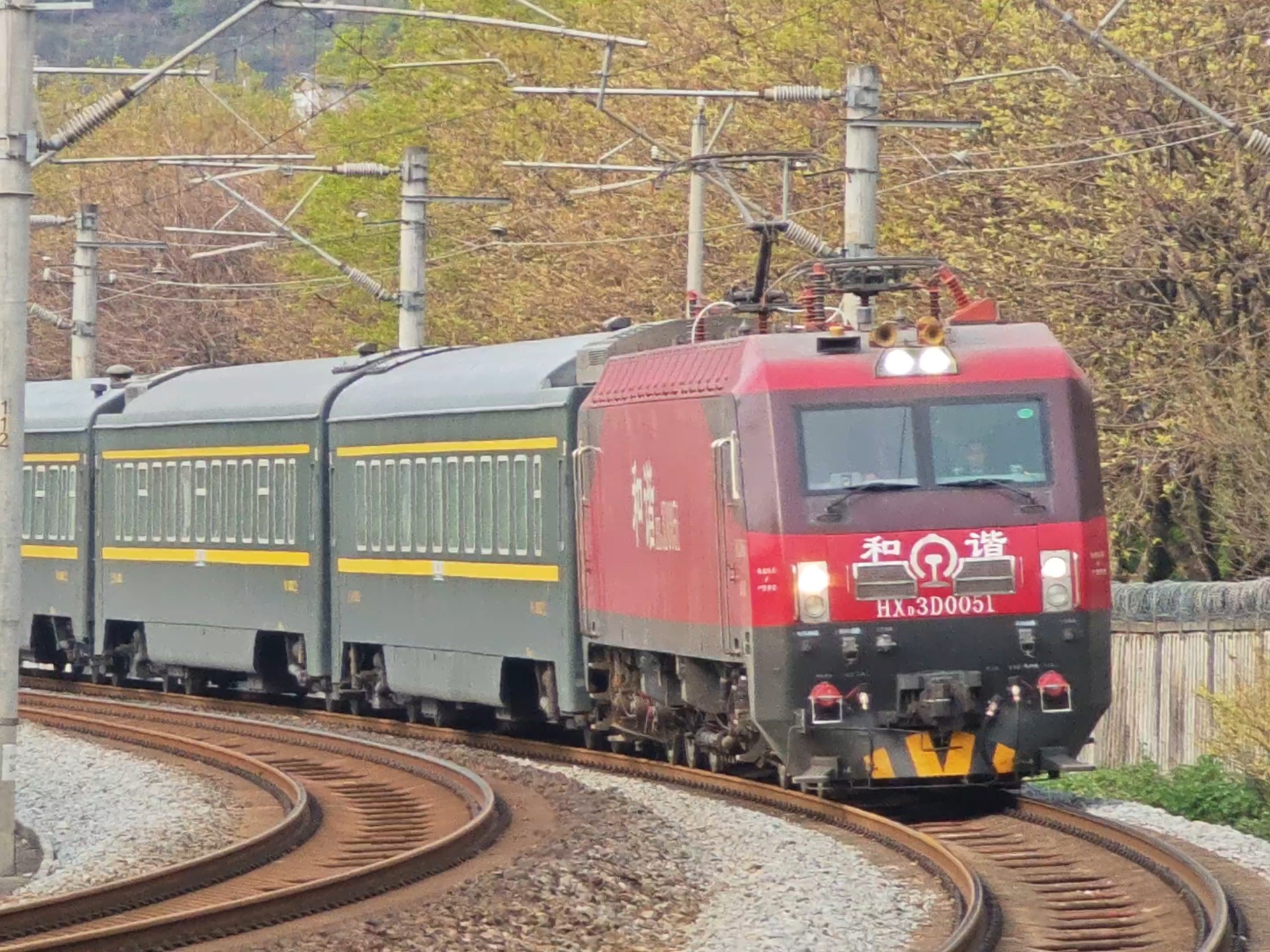 草原局连接两大自治区的专列包邕直特z335午间丽君路通过,同时标志着