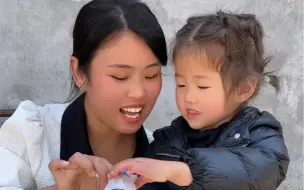 Скачать видео: 亲子搞笑日常，给小宝做个超大泡泡