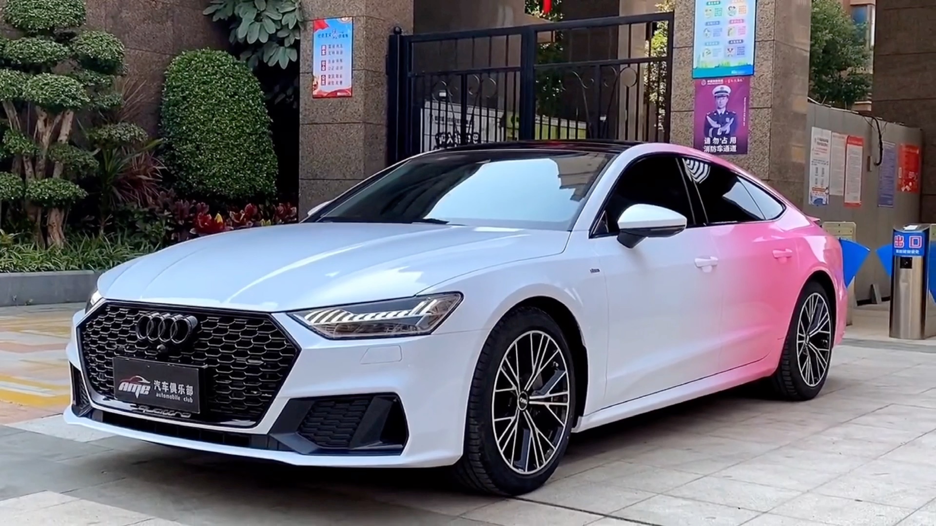 奥迪a7车身改色贴膜,漆面白粉渐变改色膜,很有个性的车漆效果