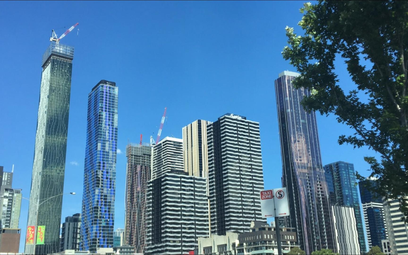 漫步在澳大利亚墨尔本商务中心欣赏市中心城区高端写字楼和街景环境