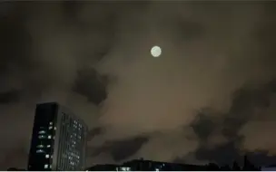 Download Video: 下雨天武汉夜空出现巨大圆盘UFO，数十路人共同见证惊呼罕见，武汉满城尽是UFO