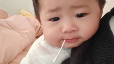 莫名想起周润发在《英雄本色》中叼着牙签的经典形象