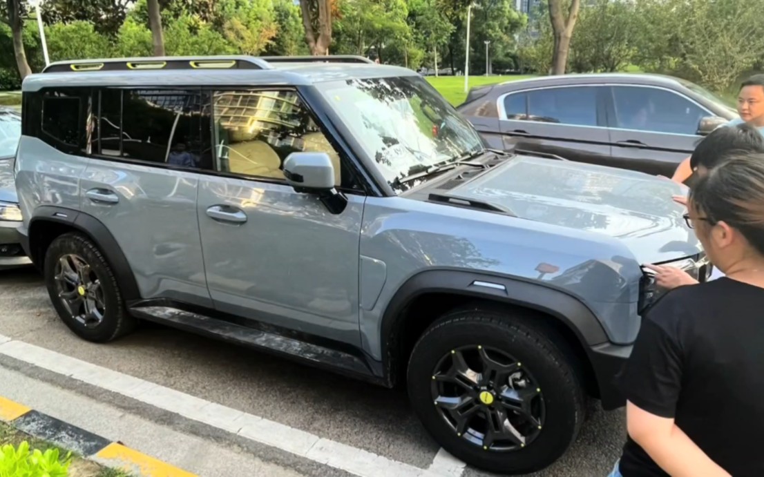 奇瑞硬派越野捷途旅行者水泥灰实车还是帅 大批人围观