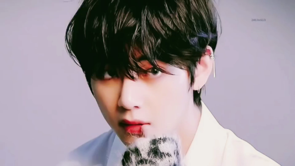 金泰亨哥哥的唇钉是射向我心脏的钢钉