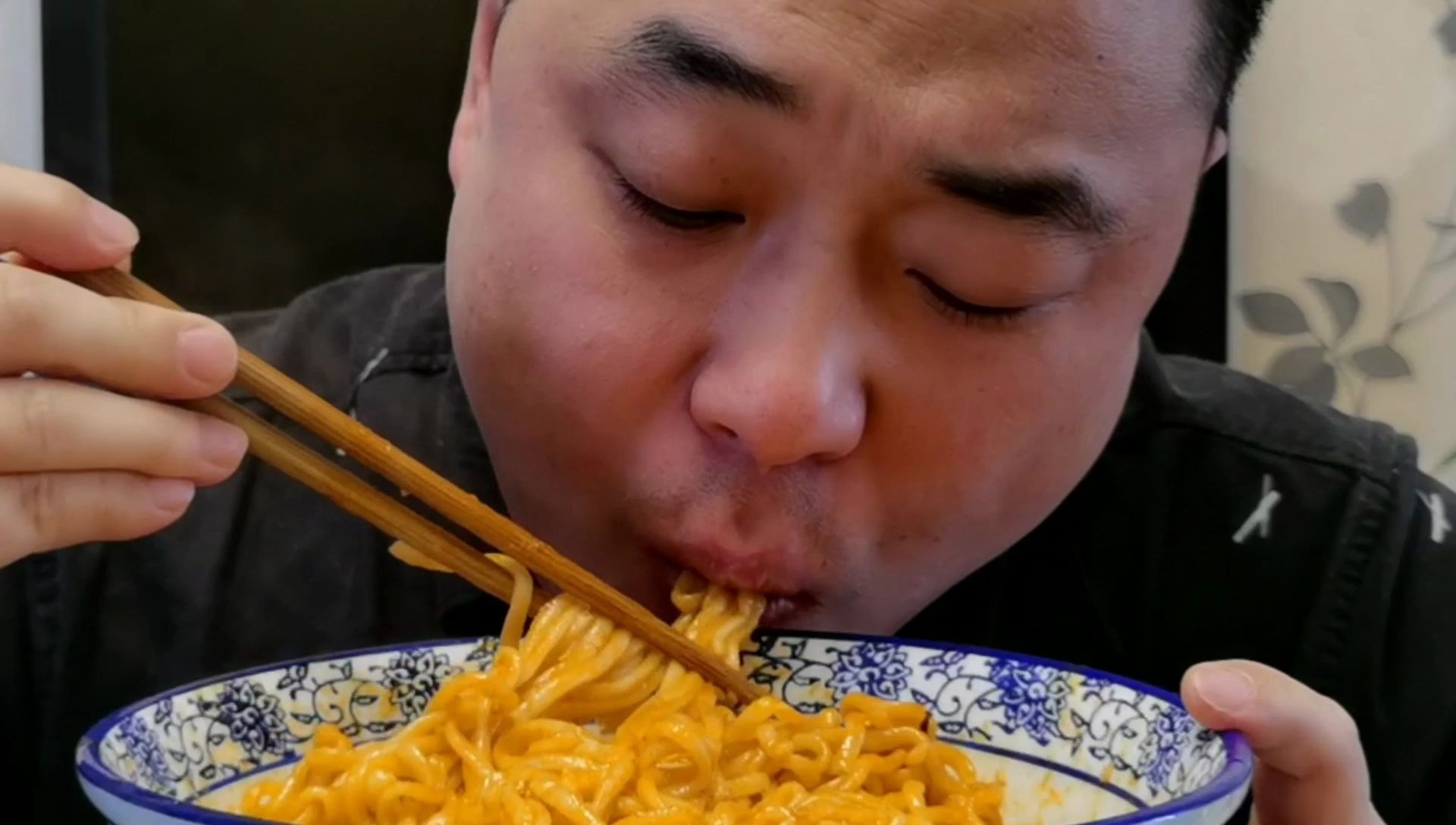 比脸还大的一碗火鸡面,面条哥2分钟就吃光,大口吸面好过瘾