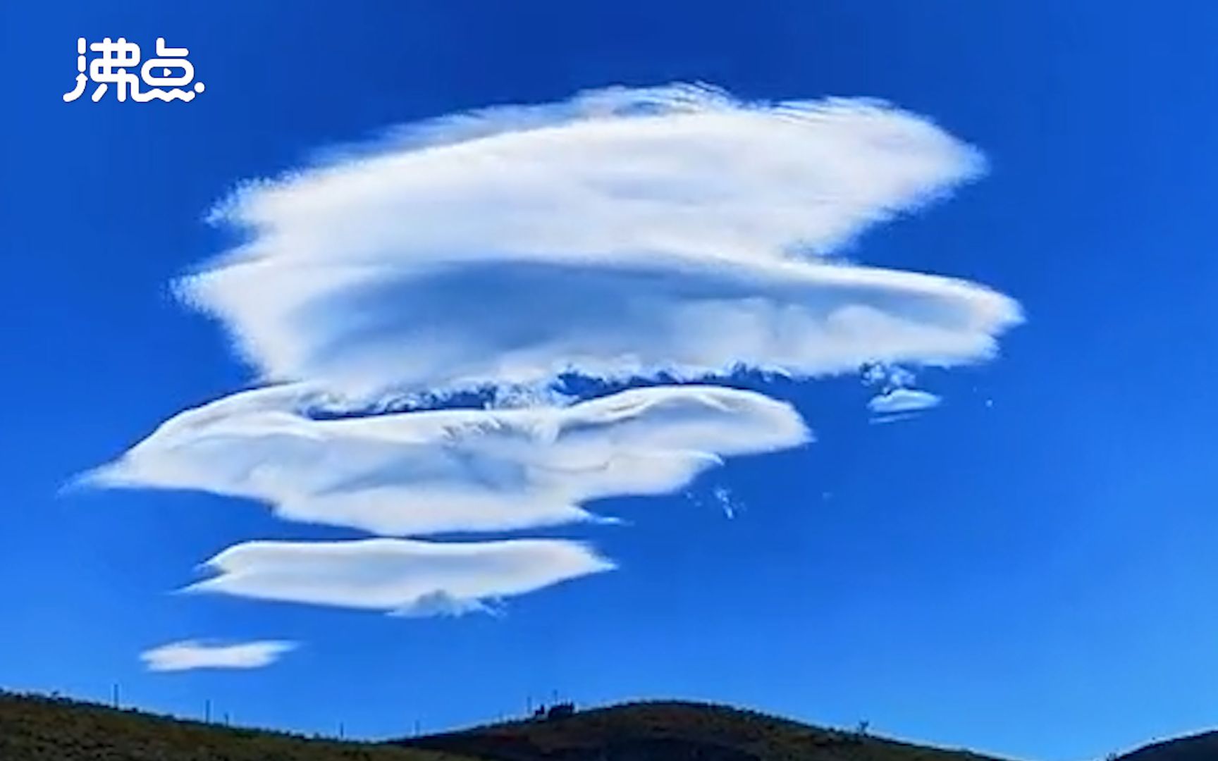 [图]大理天空出现神秘云团似鱼龙悬空 目击者：像特效一样