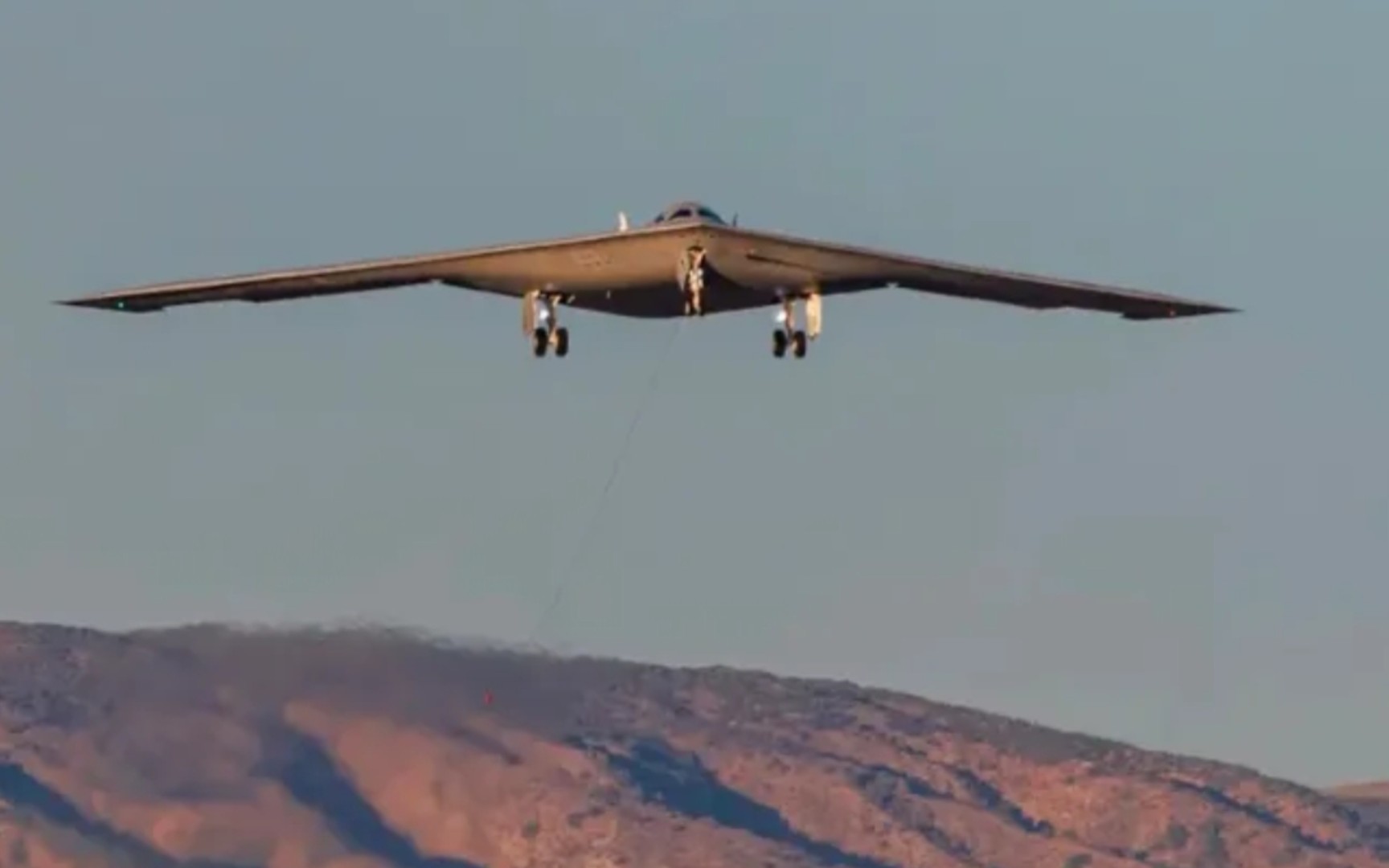 当地时间11月10日美国新型隐身战略轰炸机b-21"突袭者"完成首飞