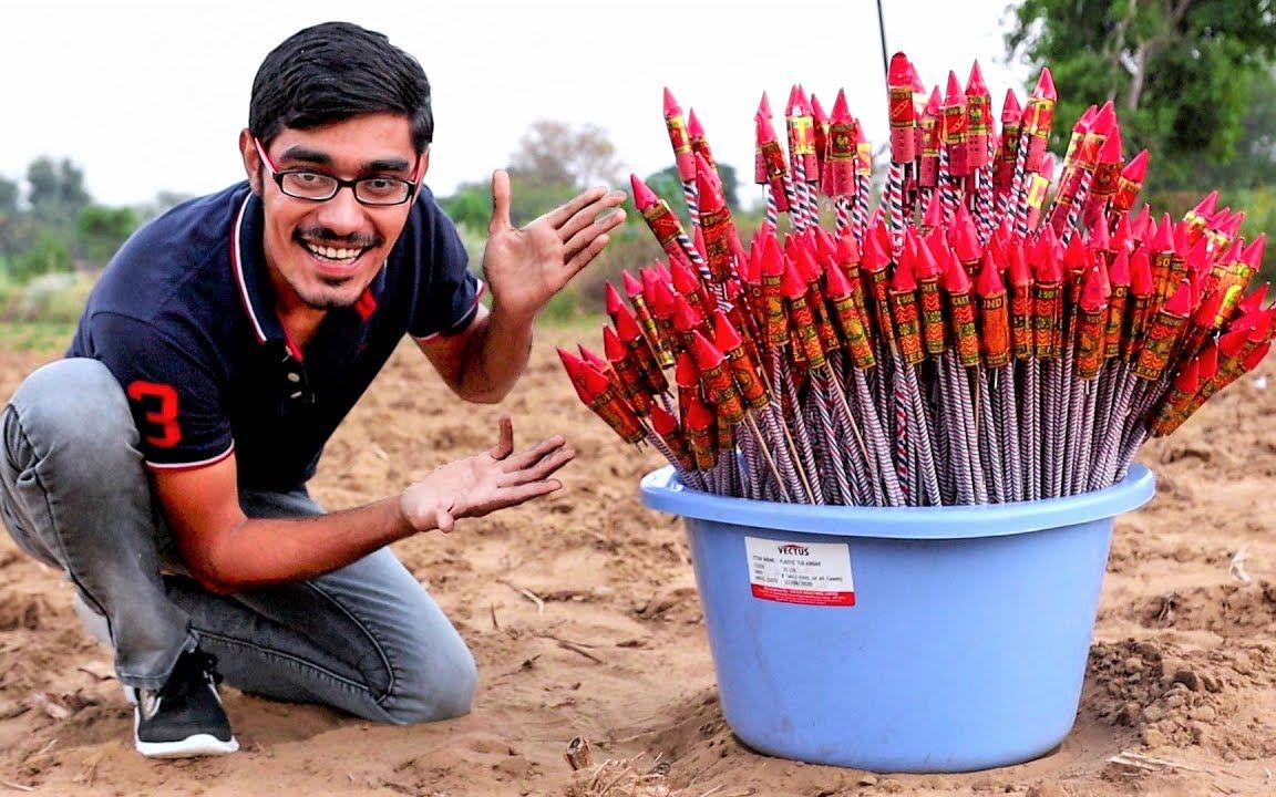 350个窜天猴同时燃放是什么体验,小伙作死测试,噼里啪啦!