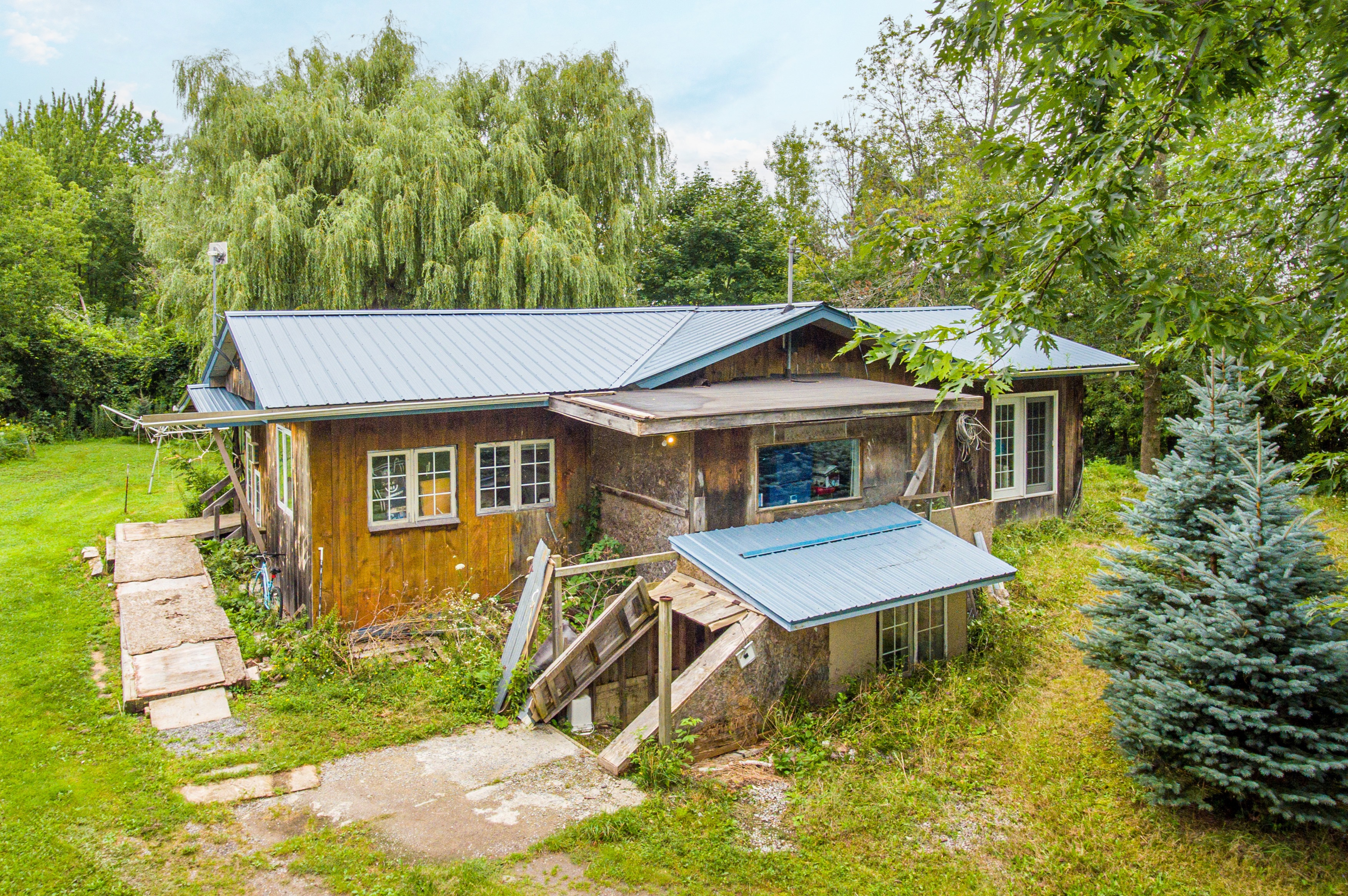 加拿大乡村小木屋,体验一下住在野外的感觉,110英亩的占地,价值55万