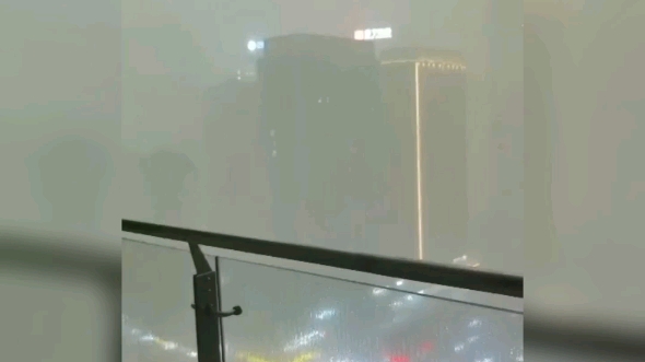 [图]7月9日，济南暴雨，雨后的天空闪电雷声不断，堪比大片