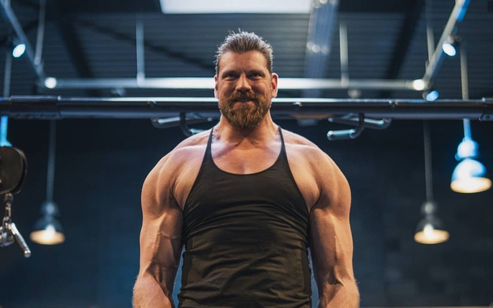 身高218cm的荷兰肌肉巨人,这体型与路人一比反差极其夸张