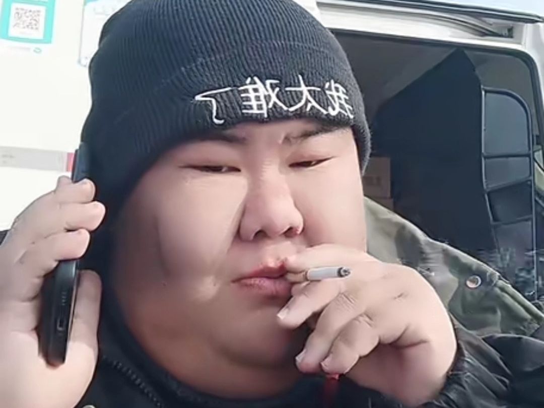 猪皇抽烟叫老父亲买毛蛋