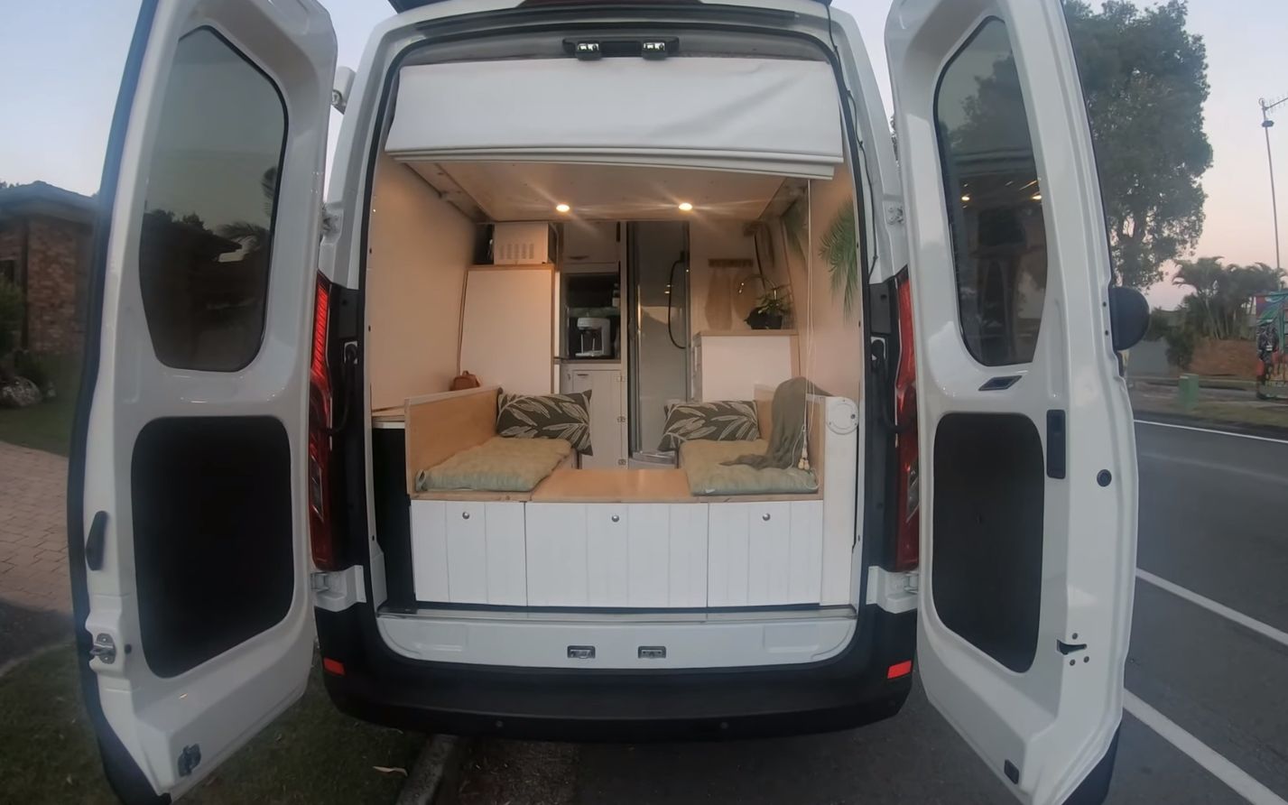 老外爆改大通v90 超长轴高顶b型房车