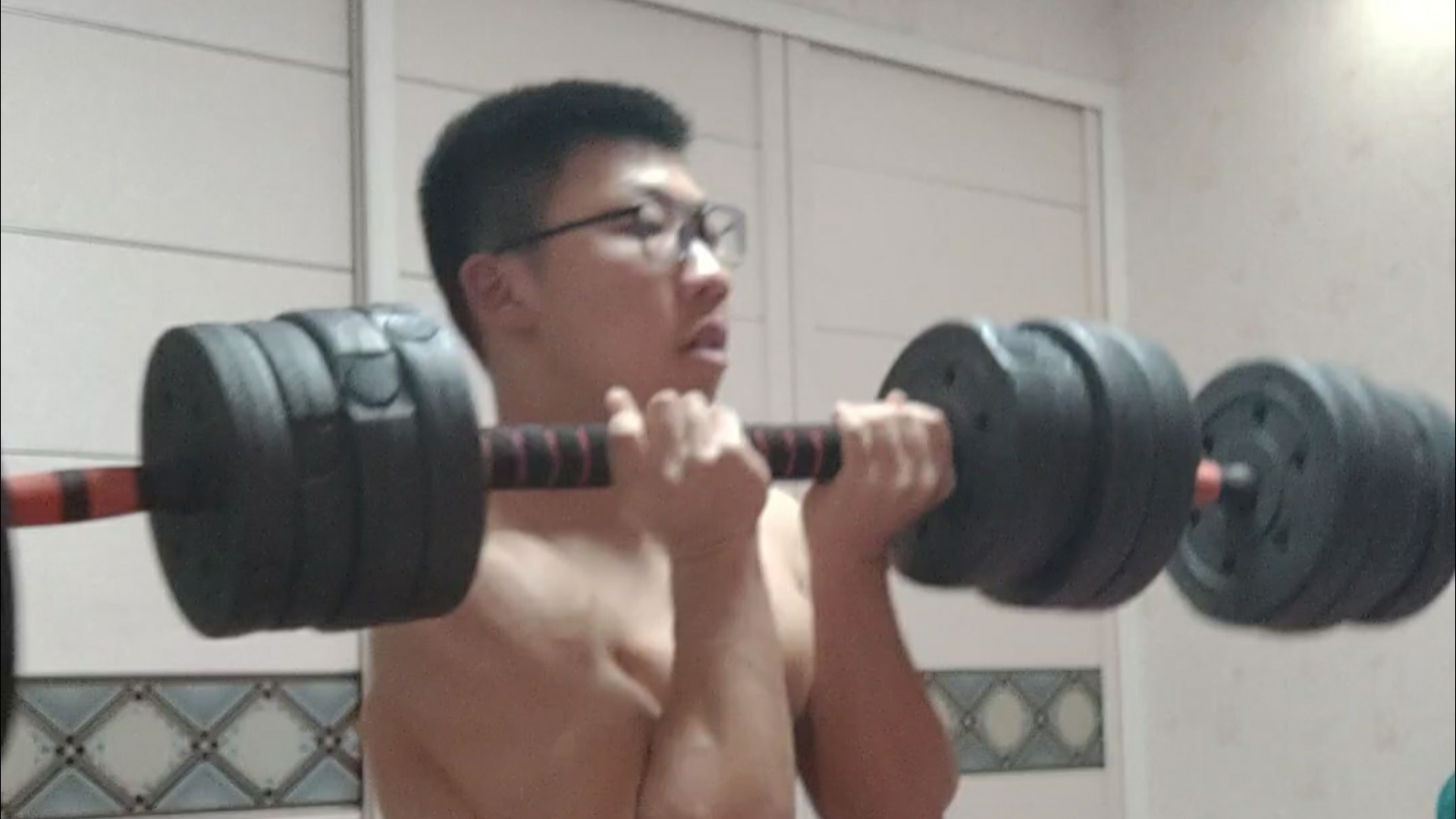 私宅单手举起40kg杠铃