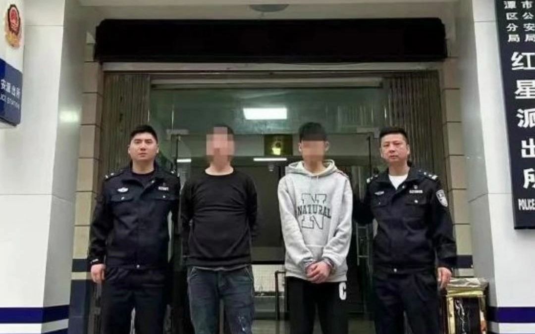 两男子将涉黄小卡片发到警车车窗哔哩哔哩bilibili