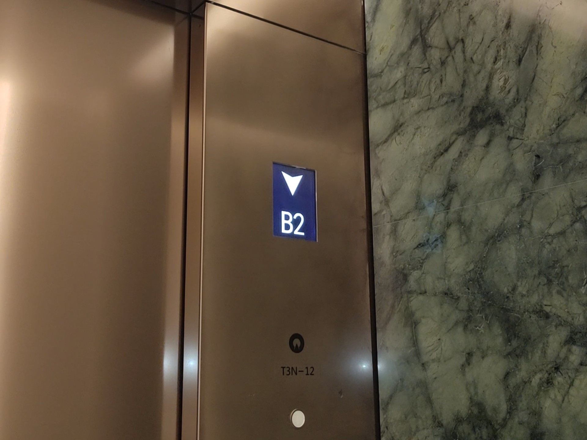 重庆朝天阁的迅达5400ap停车场电梯