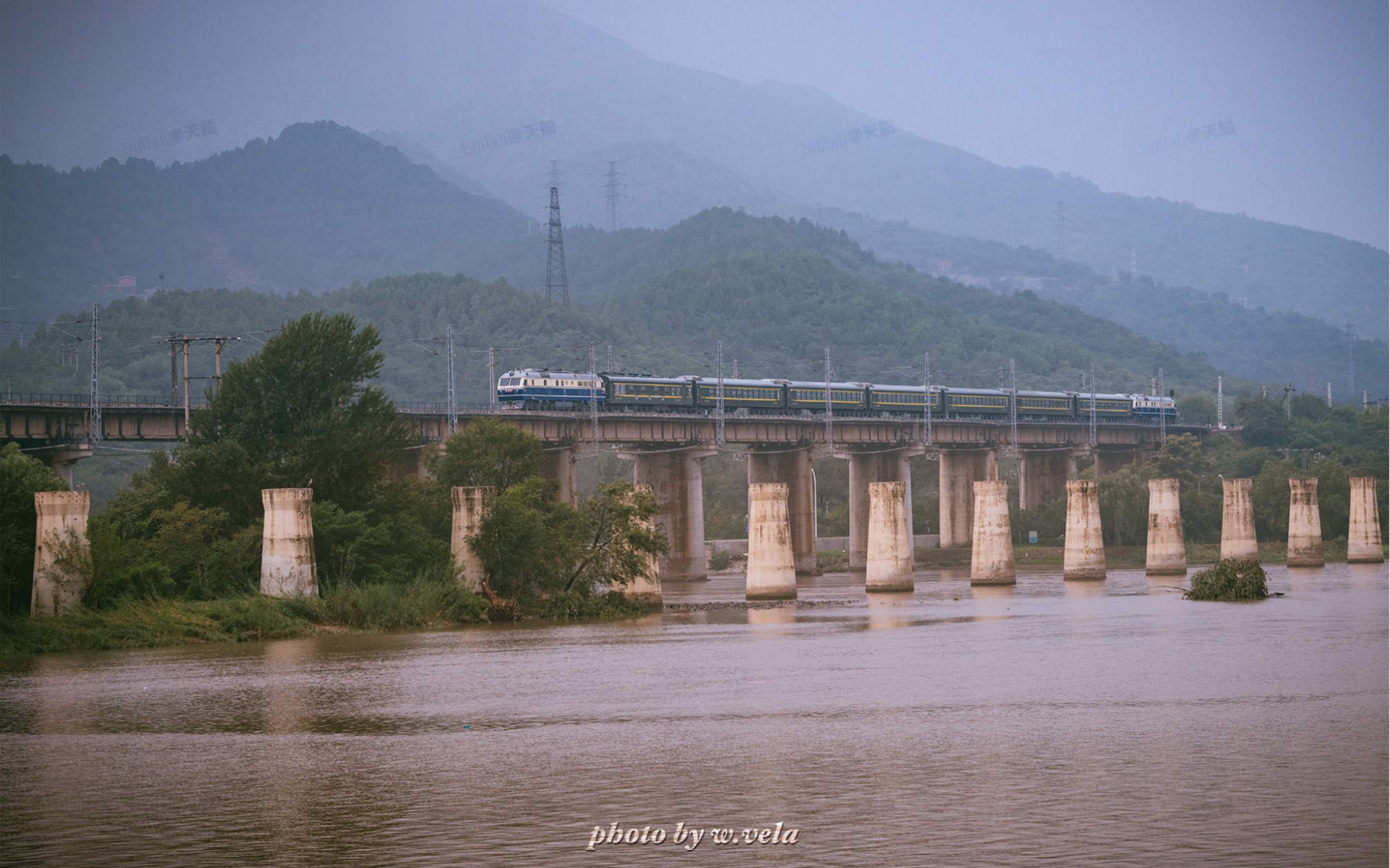 丰沙线壹号桥上的救援列车