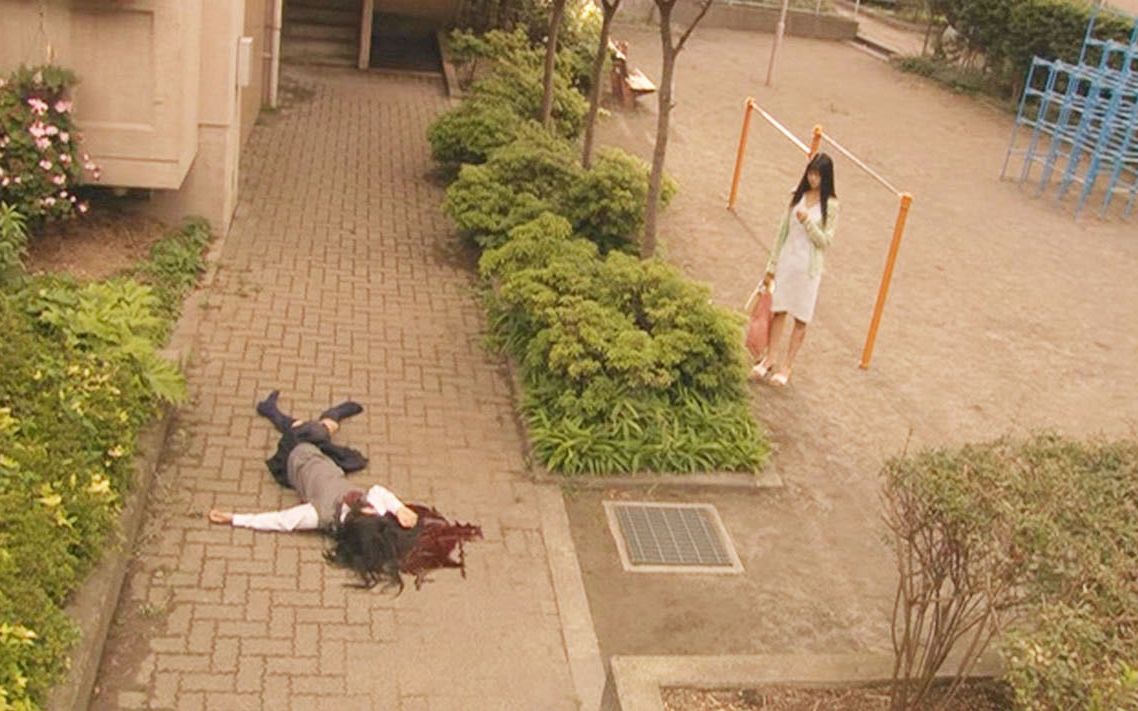 一个被捧在心里呵护,一个被妈妈亲自推下楼《小饰和洋子》_哔哩哔哩