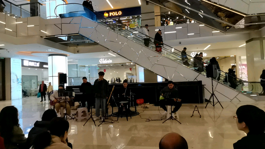 商场拍到的乐队表演,喜欢这首歌哦