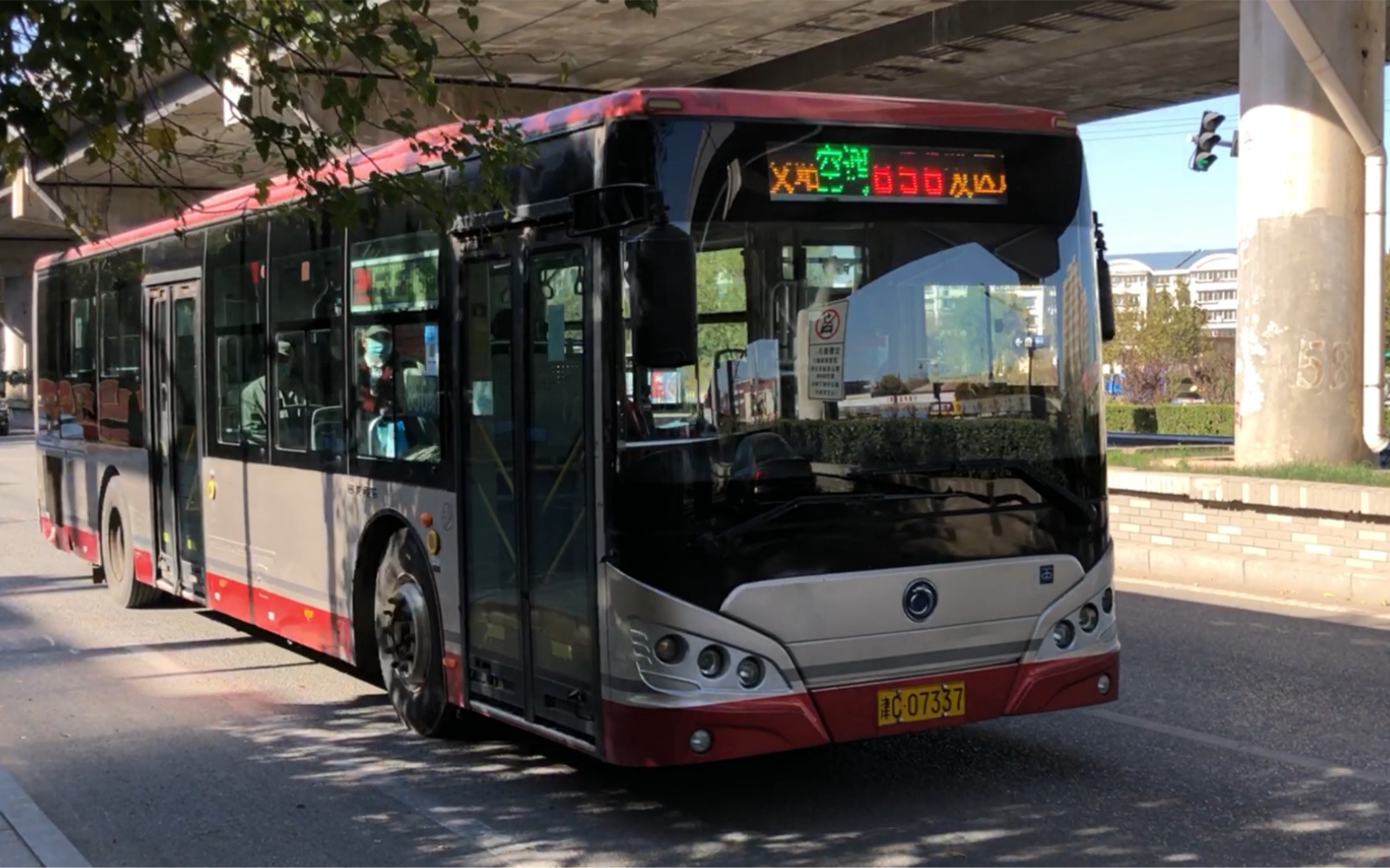 终于在白天得以一睹天津公交856路大申龙的容貌虽.