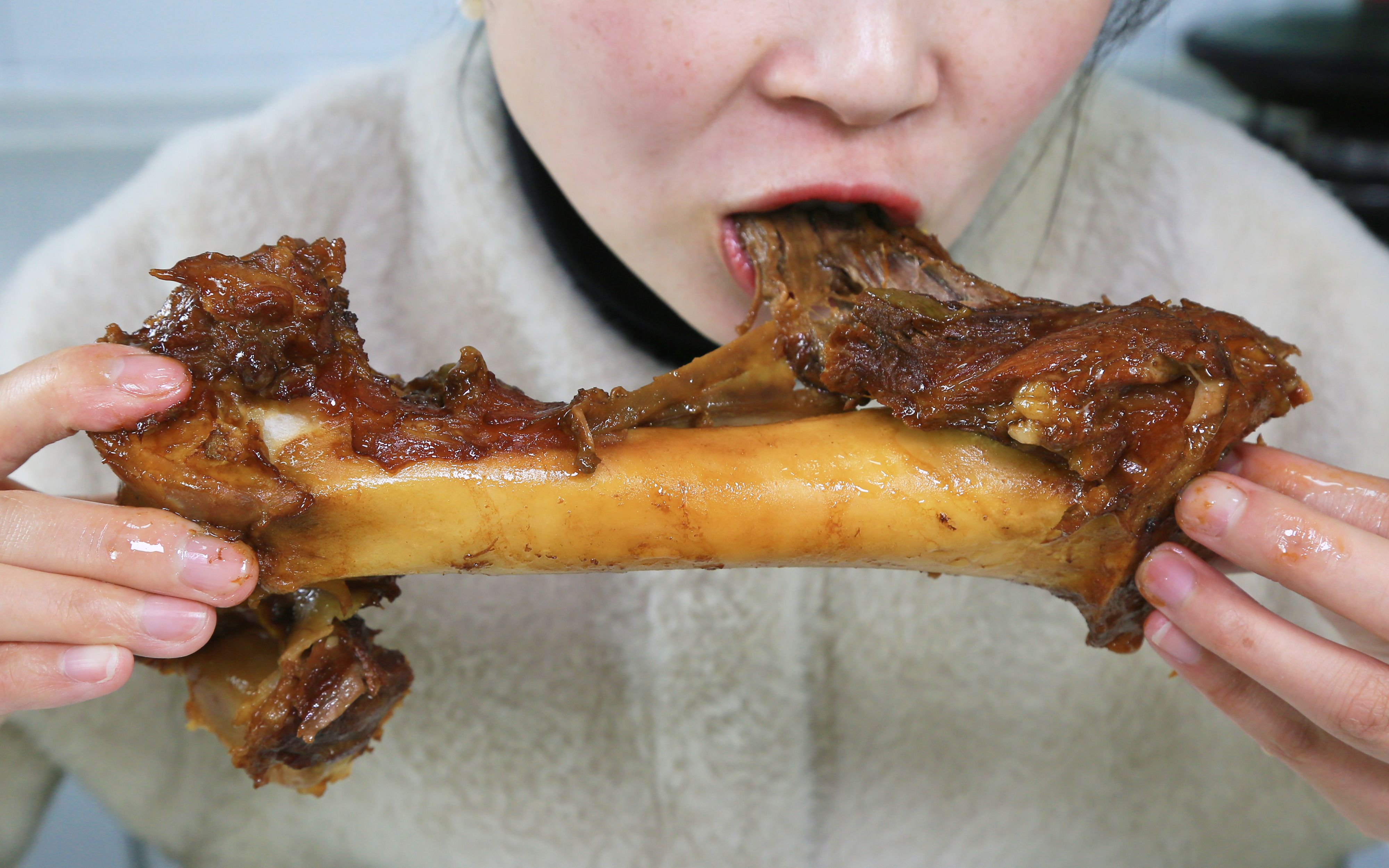 花80元买了3根大骨头,做酱大骨吃,两手抱着啃,太过瘾了_哔哩哔哩_bili