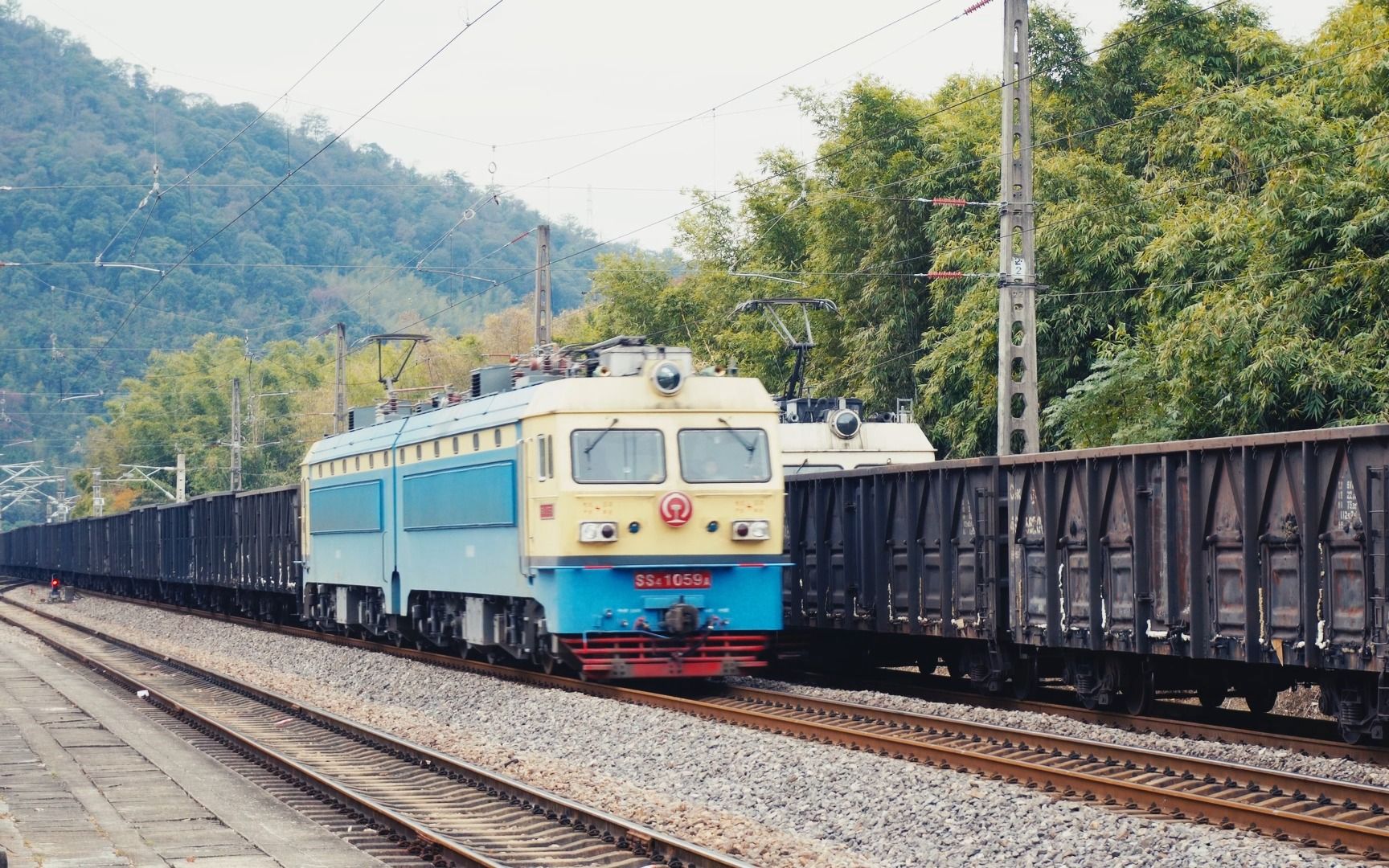 鸣不出来的喇叭,鹰厦铁路韶山4货列站内交会