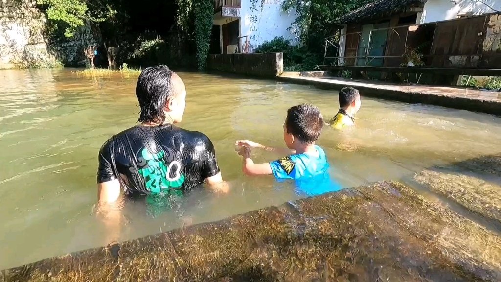 [图]夏天孩子们快乐的秘密—探洞和溯溪