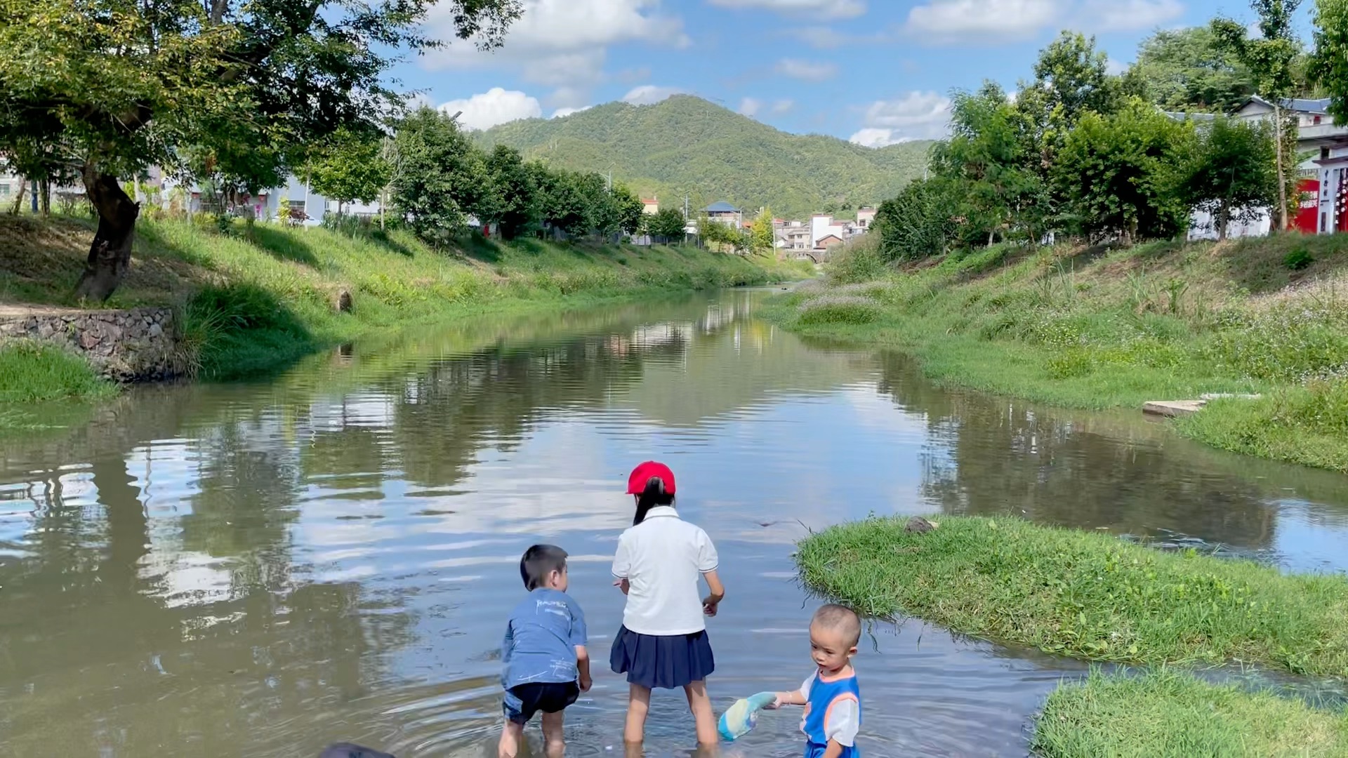 小溪捞鱼,蓝天白云