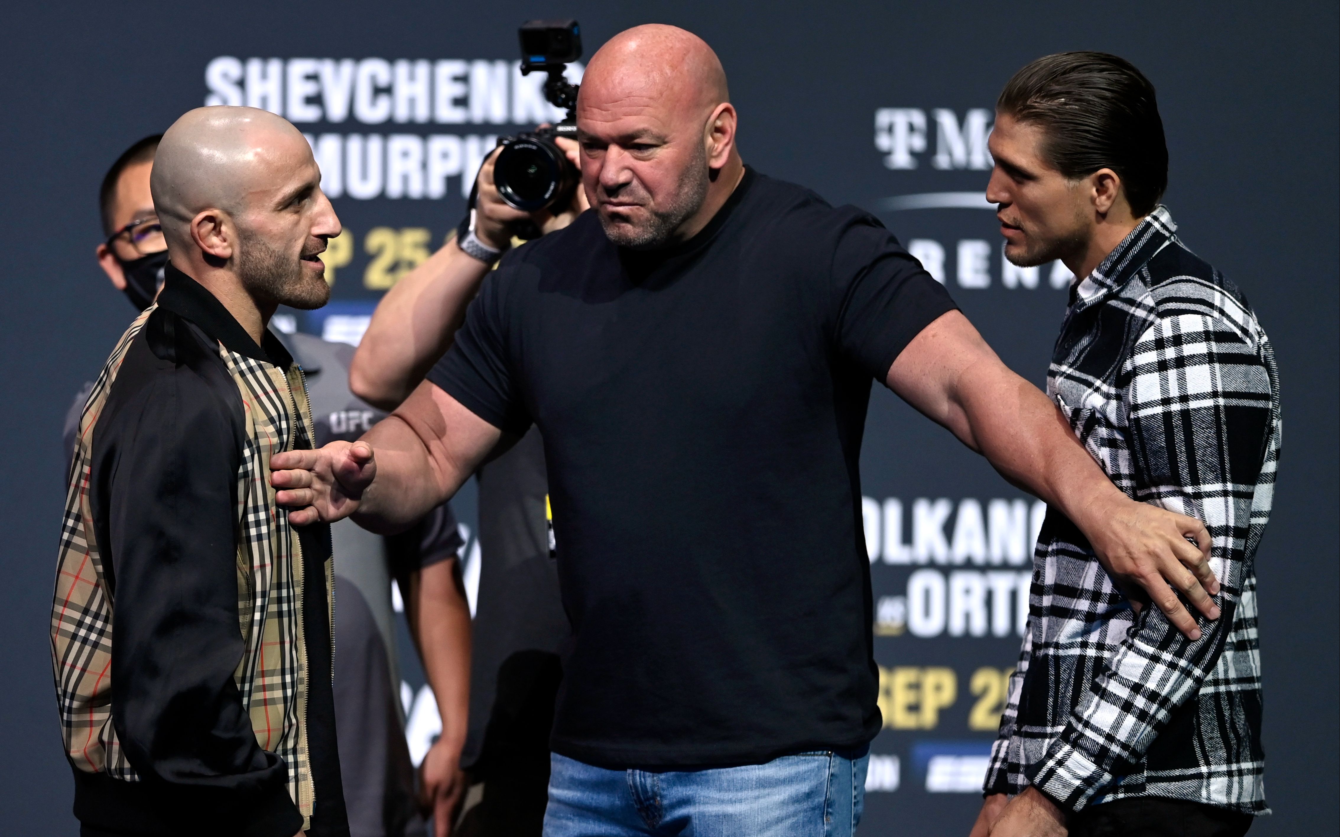 【ufc266 | 赛前发布会】高光片段:女子组平静如水,男子组激辩似火