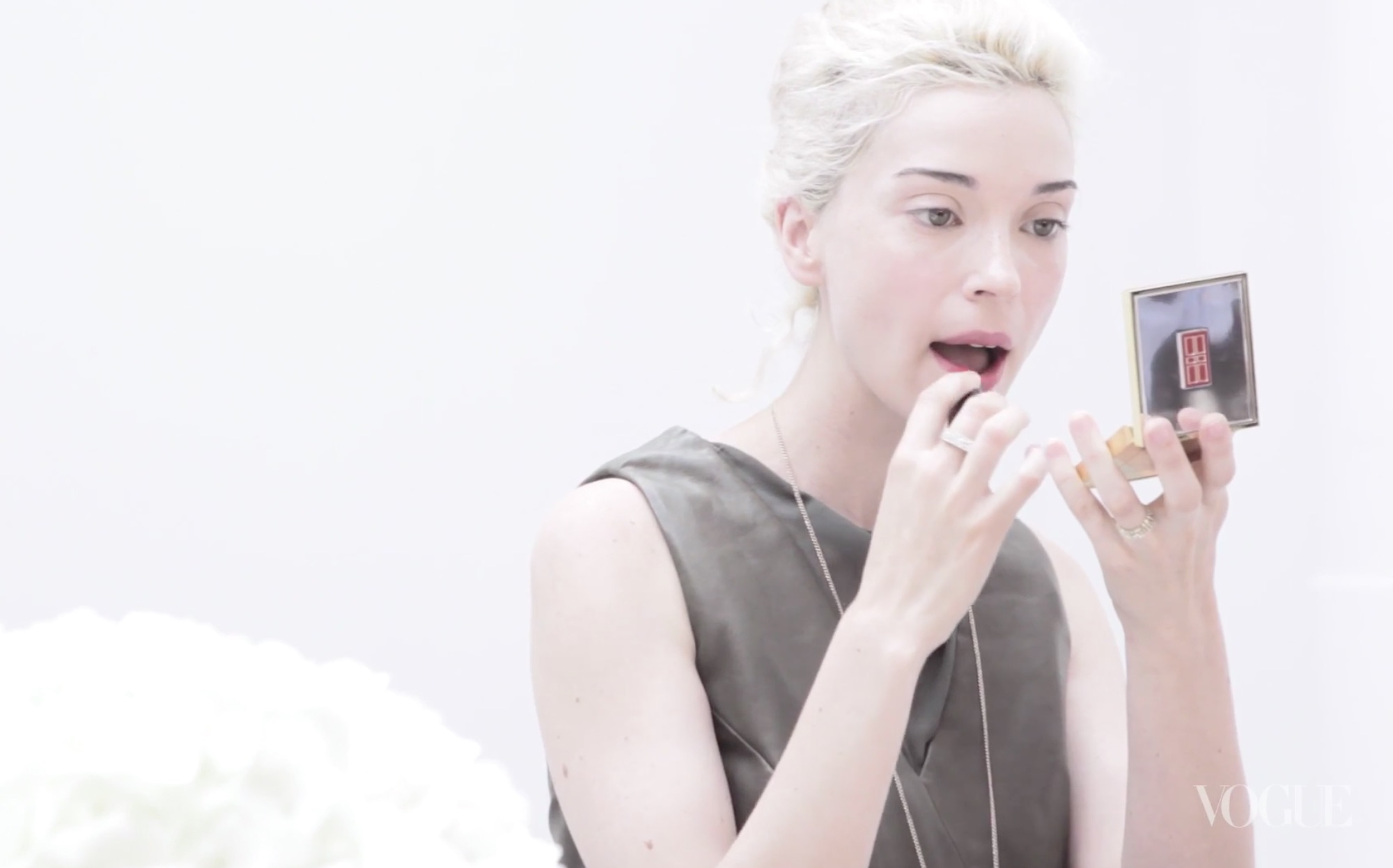 【st.vincent/annieclark】voguemakeovermonday.美妆节目聊bowie