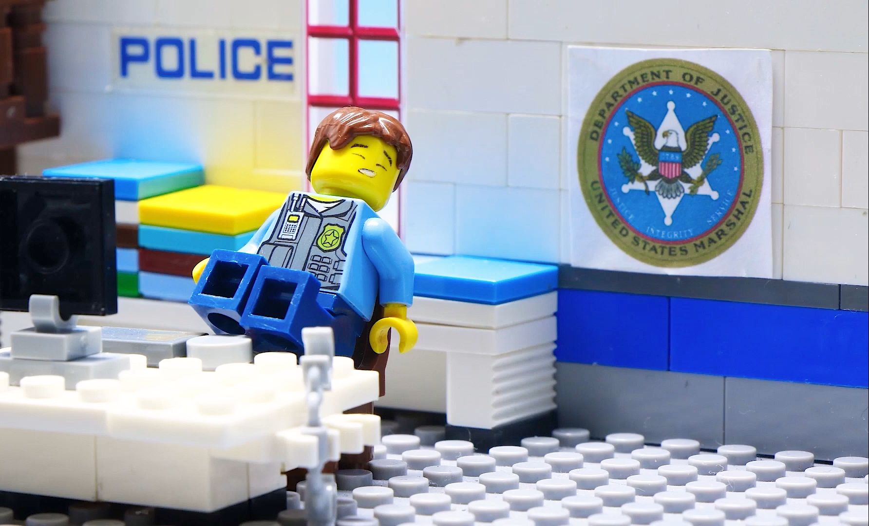 lego 乐高警察特警队在游泳池中对抗僵尸袭击!乐高定格动画