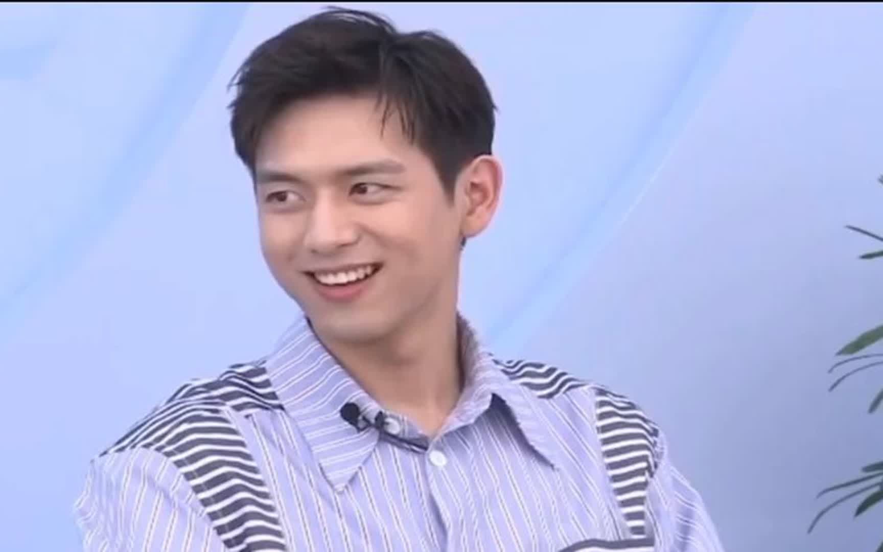 李现晋升实力"梗王"之路,淡黄的长裙火红的裤衩?画面感十足