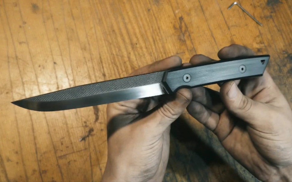 国外手工大神教你如何用一个旧锉刀做成一把直刀行走江湖有这个手艺