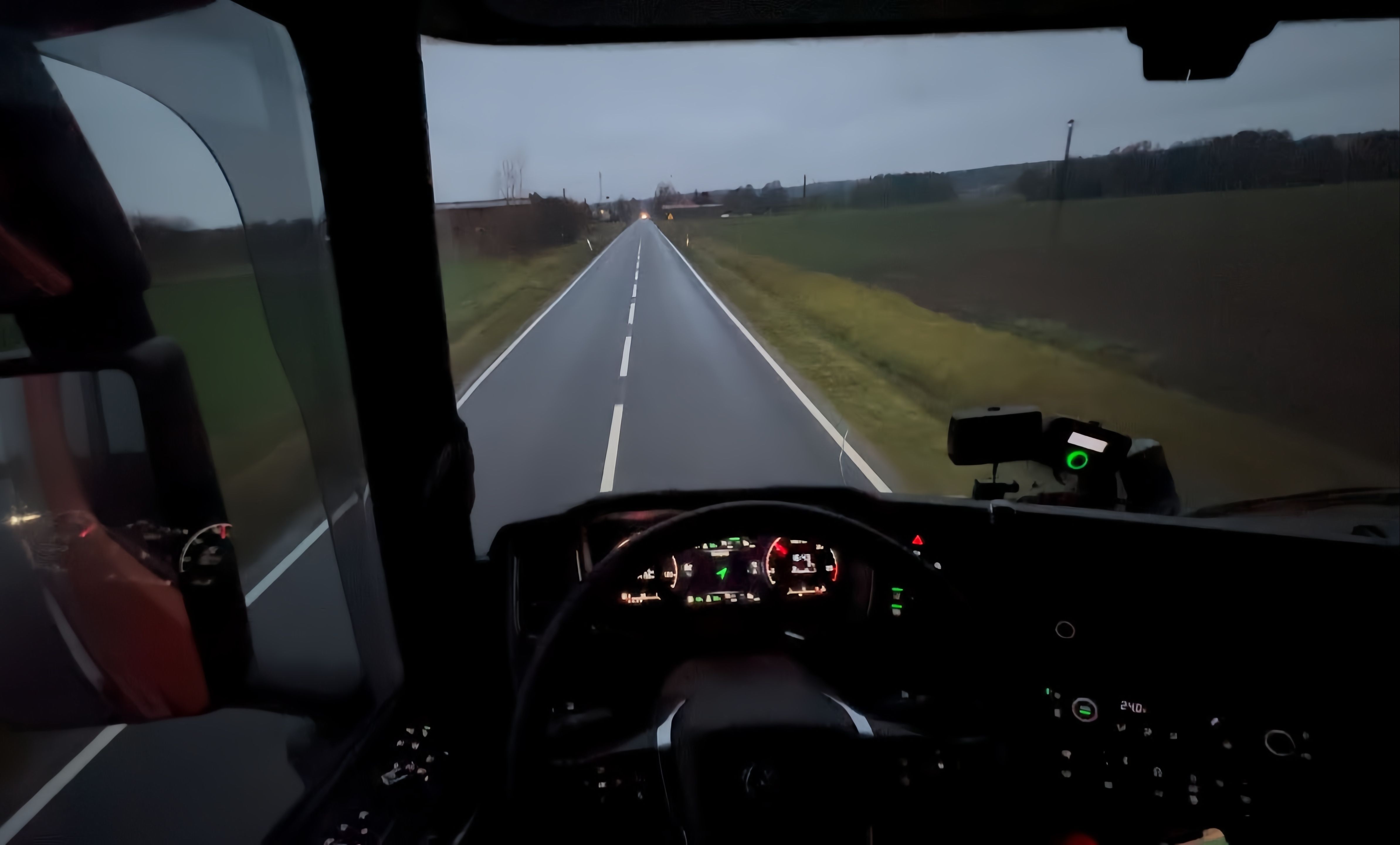 第一视角 斯堪尼亚s520 傍晚行驶在波兰狭窄的乡村道路上