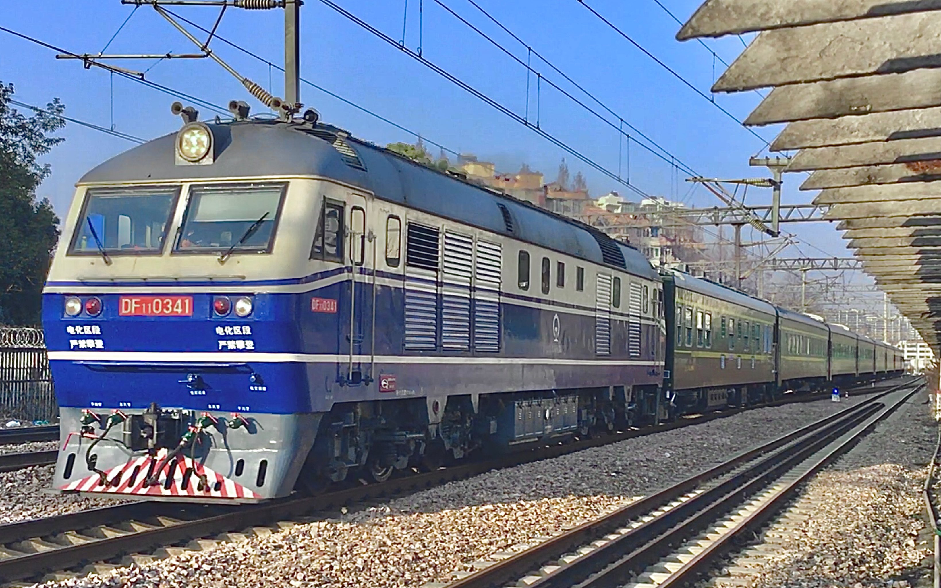 上局杭段df11-0341牵引t7785次列车通过南星桥站(杭州～兰溪)