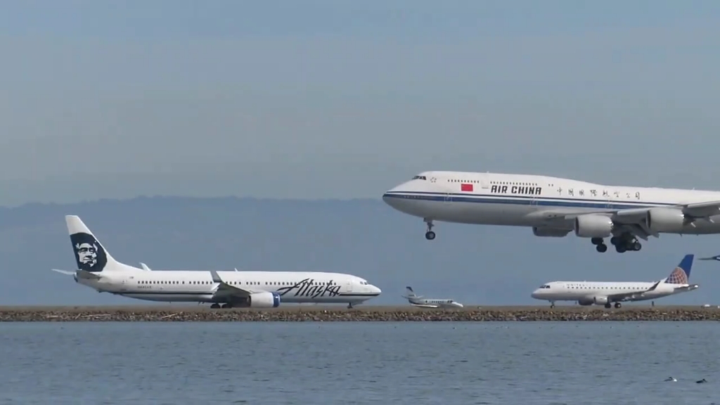 中国航空公司波音747800飞机飞越一架小型飞机,降落在旧金山国际机场哔哩哔哩bilibili