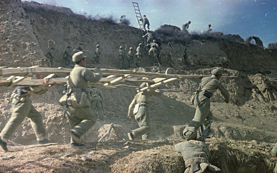 1949年解放军攻城演习的珍贵彩照 真枪实弹练就过硬本领_哔哩哔哩