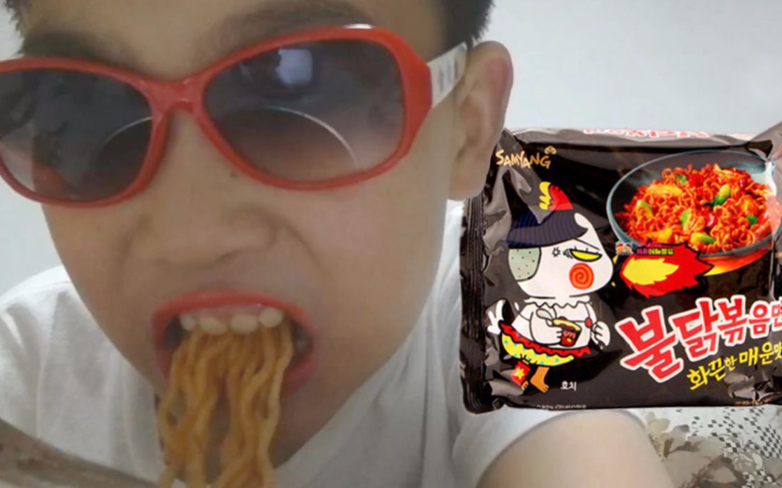 小学生作死吃火鸡面!信誓旦旦无惧挑战 喝水食瓜悔之晚矣(滑稽)