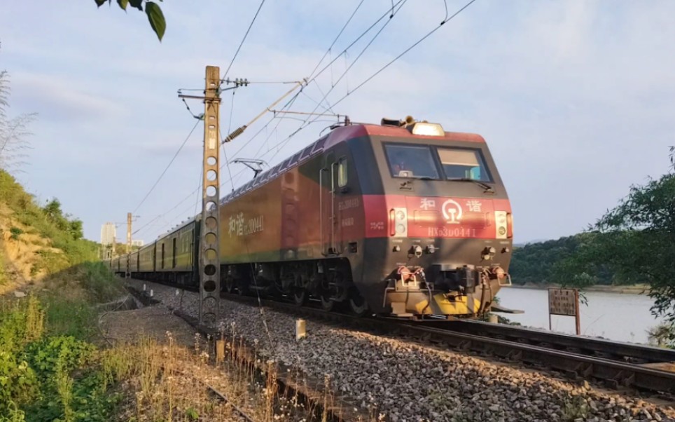 轮轨声福利!南局南段hxd3d0441牵引电客k30次通过洋丹仔站2道