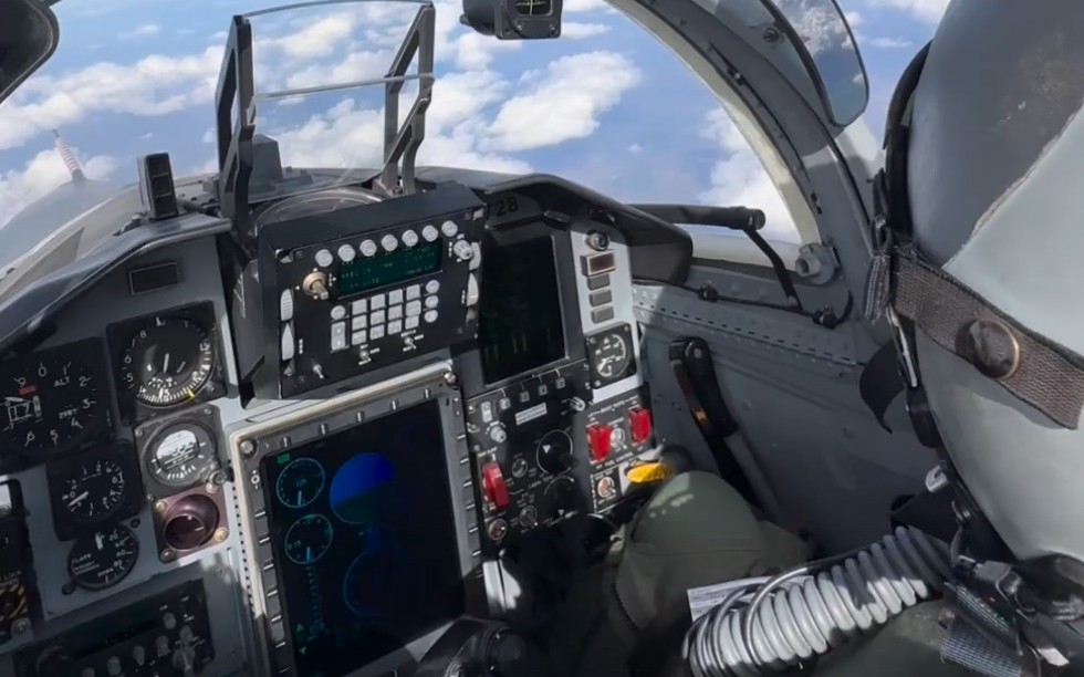 战斗机飞行员驾驶舱玩起了自拍