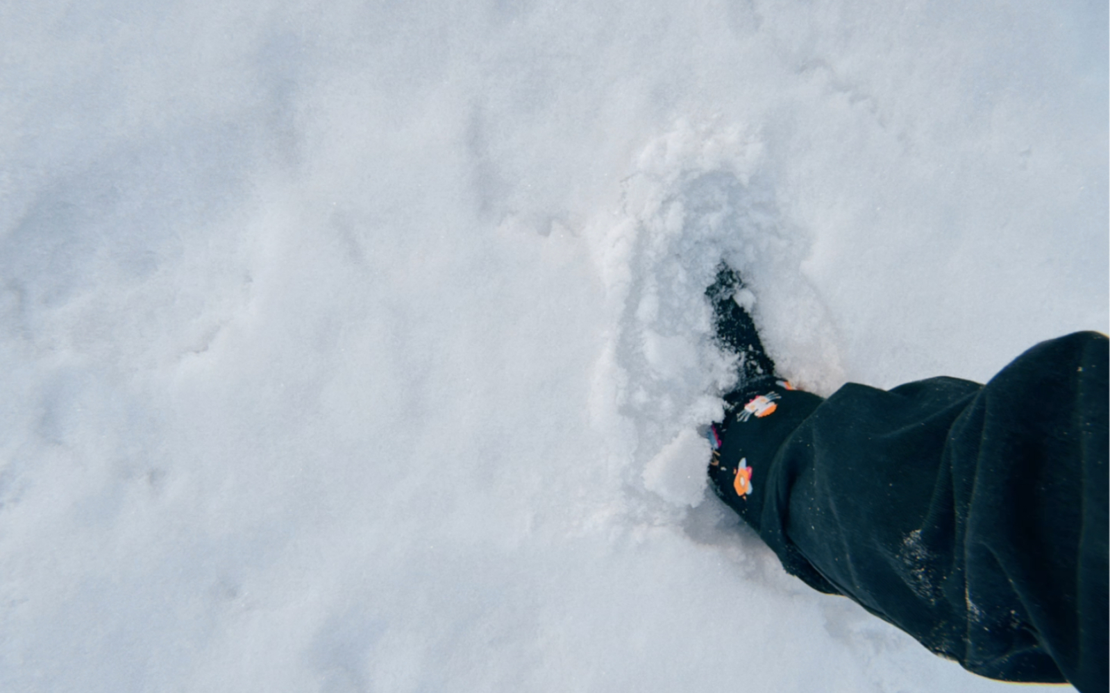 一jio踩进大雪地!