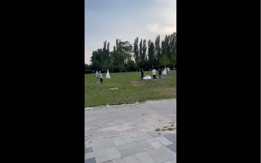 朝阳公园一角,拍婚纱照的新娘子们,40度天气也抵挡不了大家的热情啊