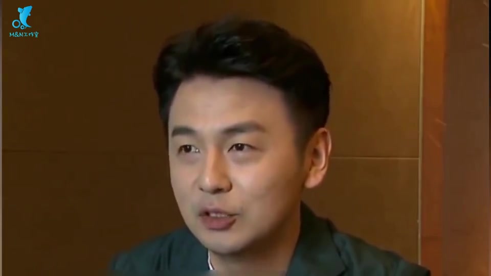 雷佳音邓伦情人节"约会",手拉手在沙滩上散步,亲密互动却毫无cp感