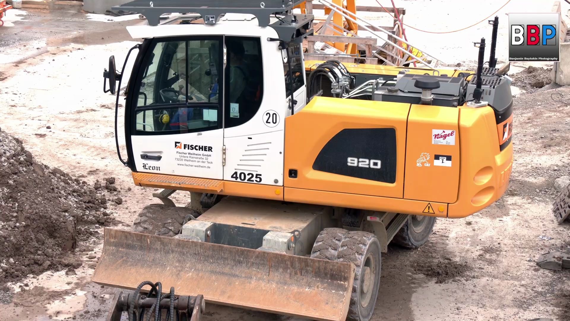 利勃海尔 920 轮式挖掘机_哔哩哔哩 (゜-゜)つロ 干杯~-bilibili