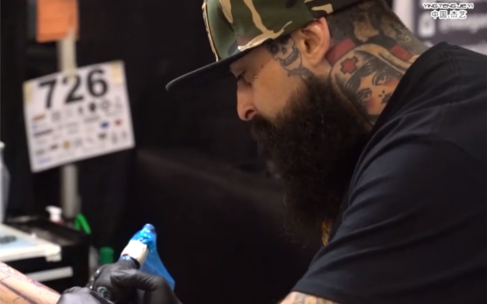 国外著名纹身:美女顾客太淡定了#纹身刺青 #纹身设计 #纹身日常 #纹身